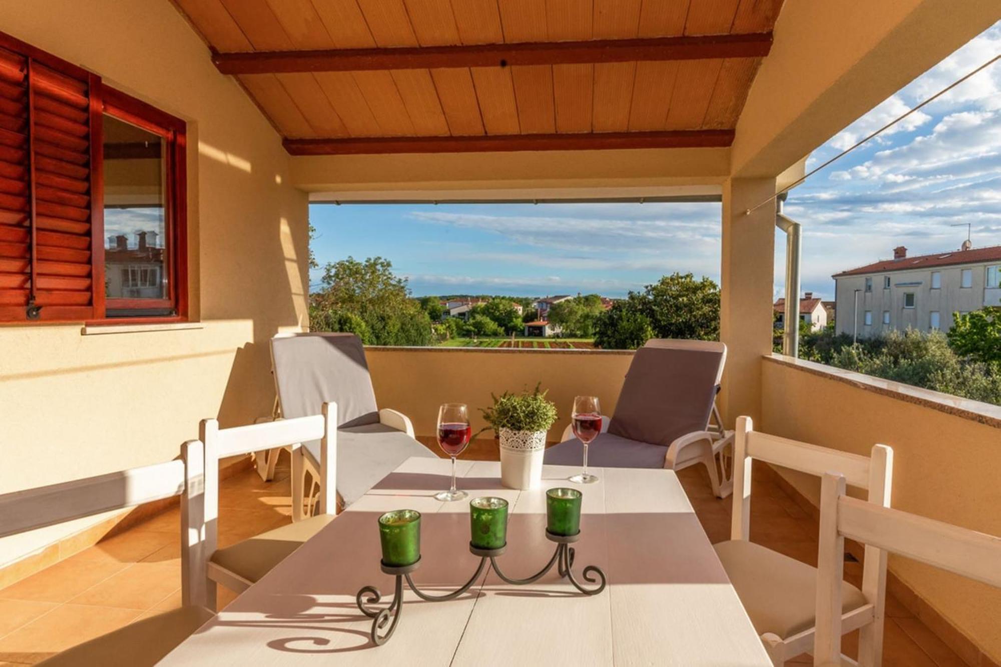 Flower Garden Rhapsody - Modern Family Apartments Near Fažana Exterior foto